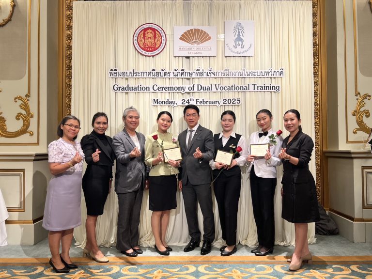 นักศึกษา แผนกวิชาการโรงแรม เข้ารับประกาศนียบัตรนักศึกษาที่สำเร็จการฝึกงานในระบบทวิภาคี Garduation Ceremony of Dual Vocational Training