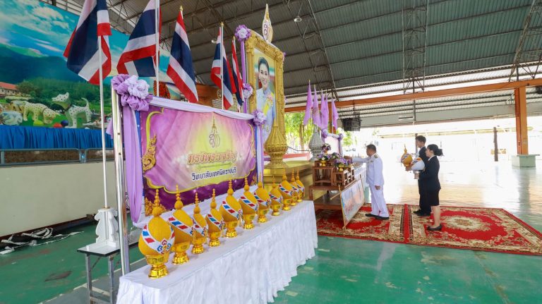 วายเครื่องราชสักการะ วางพานพุ่ม และถวายพระพรชัยมงคล เบื้องหน้าพระบรมฉายาลัก สมเด็จพระนางเจ้าสุทิดา พัชรสุธาพิมลลักษณ พระบรมราชินี