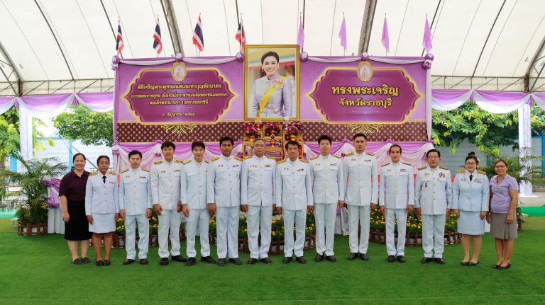 เข้าร่วมพิธีเจริญพระพุทธมนต์และทำบุญตักบาตร ถวายพระราชกุศล เนื่องในโอกาสวันเฉลิมพระชนมพรรษา สมเด็จพระนางเจ้าฯ พระบรมราชินี